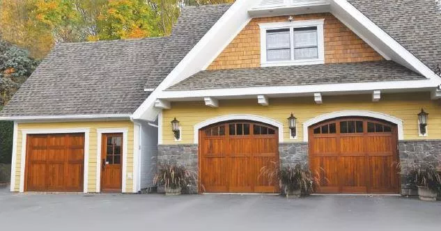 Maison avec porte de garage en bois