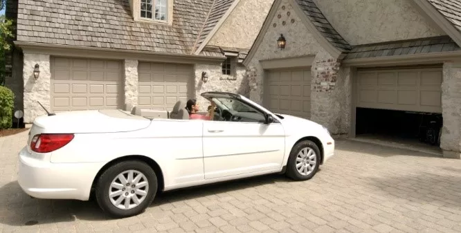 Convertible devant la porte de garage