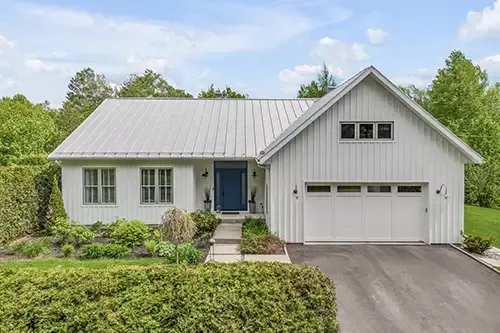 Maison avec une porte double Eastman E-11, 16' x 8', porte et moulures Blanc glacier, fenêtres Clair